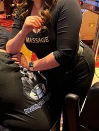 Massagem de jogador de macacos blefendo